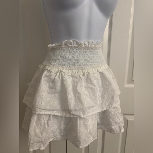 Elegant White Ruffled Skirt - Picture 3 of 6